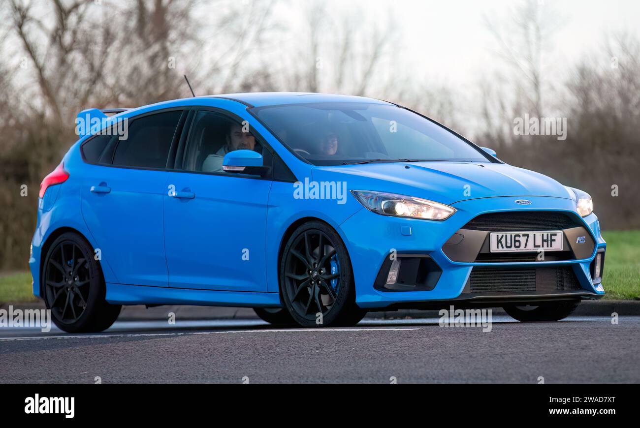 Stony Stratford, Regno Unito, 1 gennaio 2024. Auto Ford Focus RS blu del 2017 in arrivo a Stony Stratford per l'annuale veicolo d'epoca e classico fe il giorno di Capodanno Foto Stock