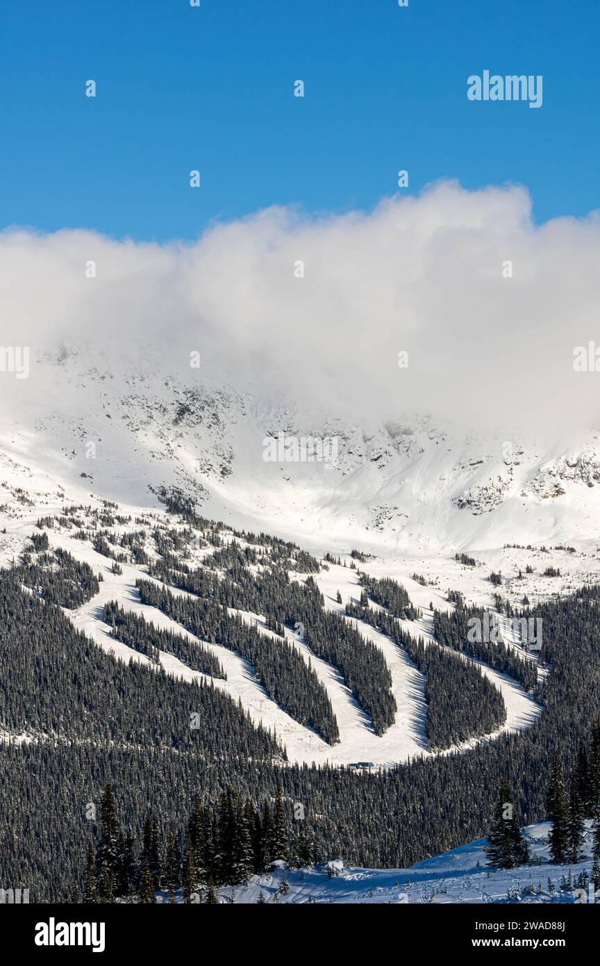 Una vista spettacolare sul lato sud-occidentale del monte Blackcomb, con diverse piste da sci visibili da Whistler Mountain, British Columbia, Canada. Foto Stock