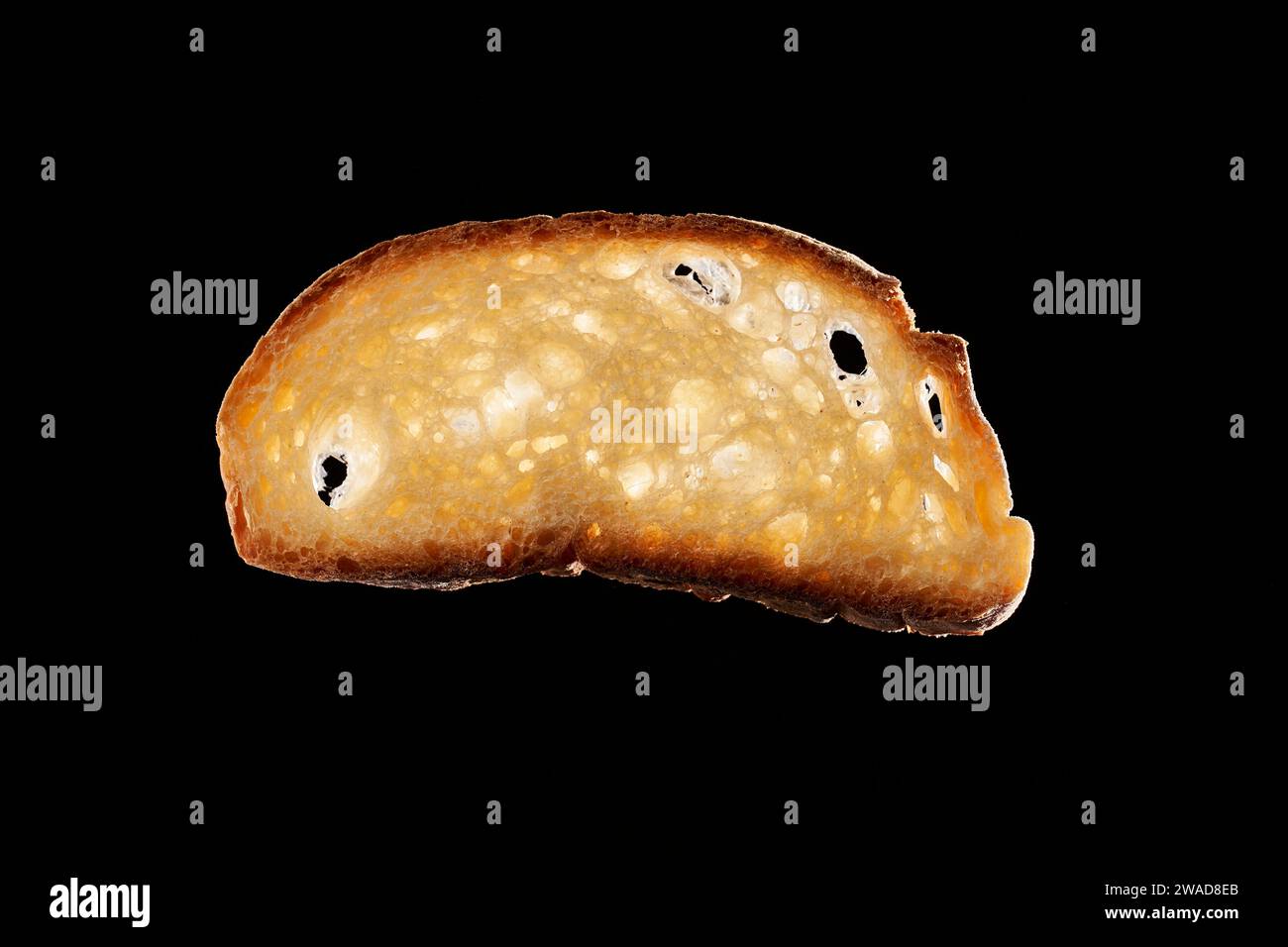 Fetta di pane appena sfornato su sfondo nero Foto Stock