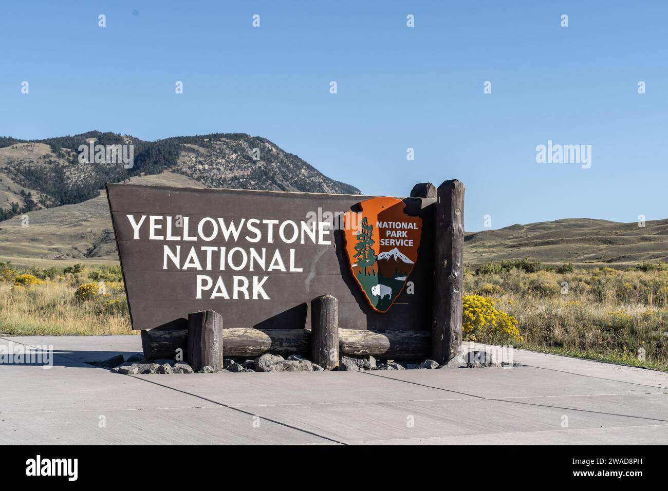 Gardiner, Montana - 16 settembre 2023: Indicazioni per l'ingresso nord al parco nazionale di Yellowstone. Foto Stock