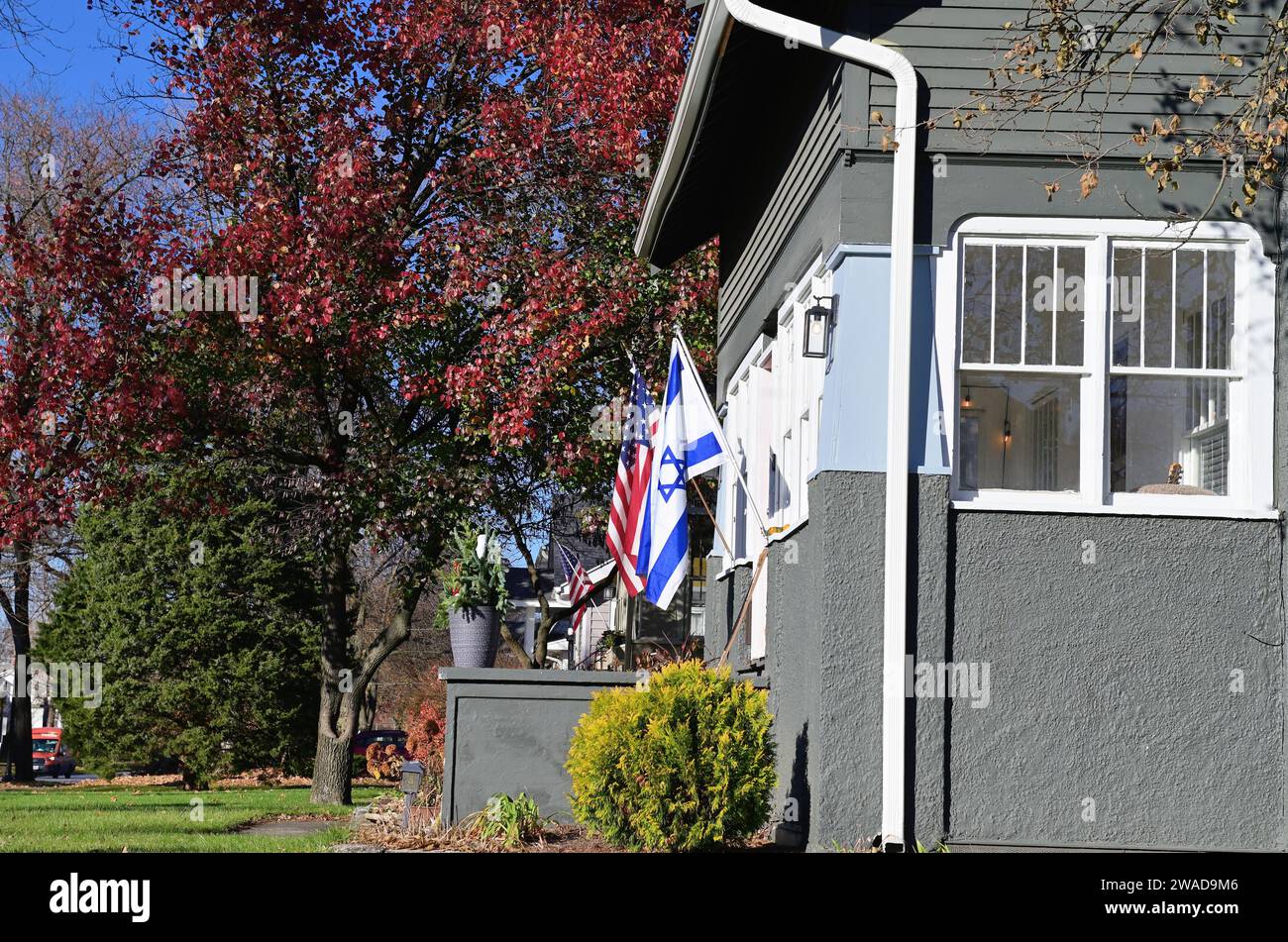 Wheaton, Illinois, USA. Una casa suburbana di Chicago che mostra sia una bandiera americana che la bandiera di Israele sul suo esterno. Foto Stock