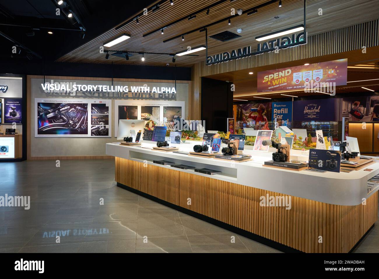 KUALA LUMPUR, MALESIA - 27 MAGGIO 2023: Foto d'interni del Sony Store di LaLaport Bukit Bintang City Centre. Foto Stock