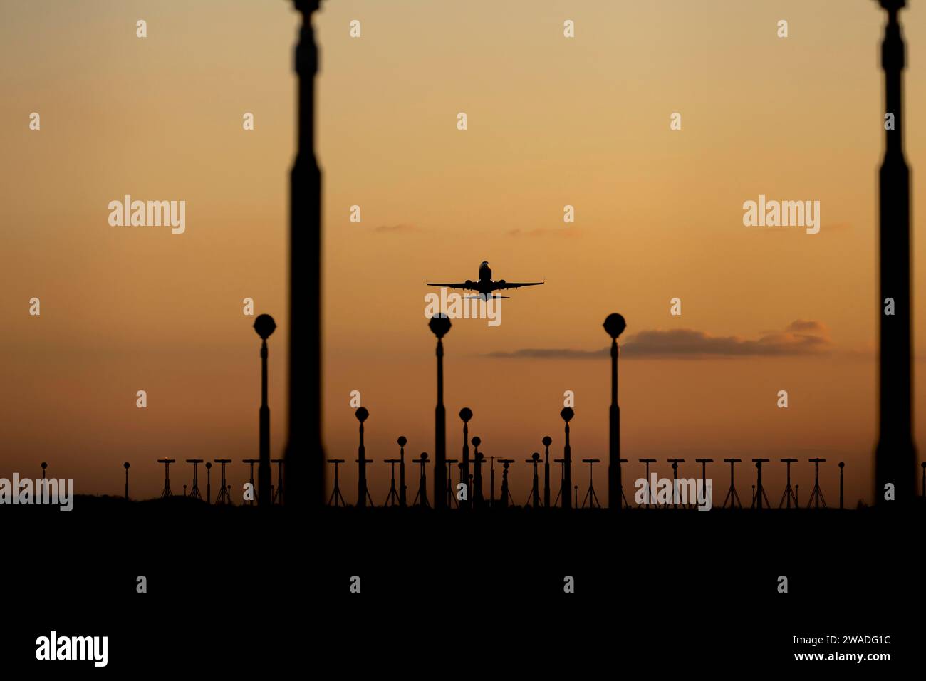 Boeing 737 decolla al tramonto dall'aeroporto di Londra Stansted, Essex, Inghilterra, Regno Unito Foto Stock