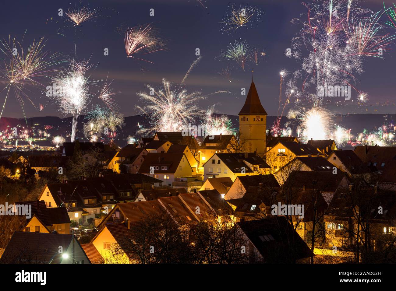 Fuochi d'artificio a Capodanno, vista di Korb-Steinreinach nella valle di Rems, torre della chiesa, quartiere di Rems-Murr, Baden-Wuerttemberg, Germania Foto Stock