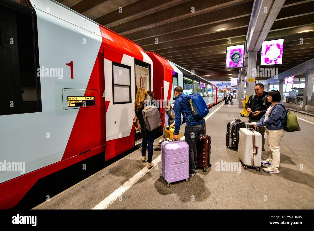 Zermatt, Svizzera 24 - 5,2023 turisti in partenza dalla stazione di Zermatt. Percorso Glacier Express da zermatt a st. moritz Foto Stock