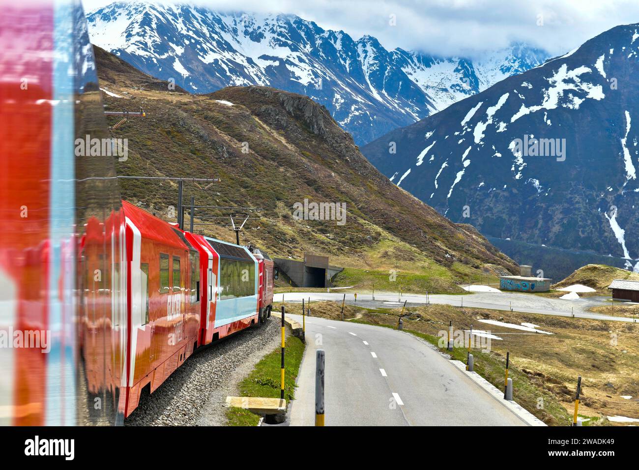 Zermatt 24.5,2023: Treno svizzero rosso Glacier Express nelle Alpi svizzere. Zermatt per St.Moritz. La Svizzera d'estate Foto Stock