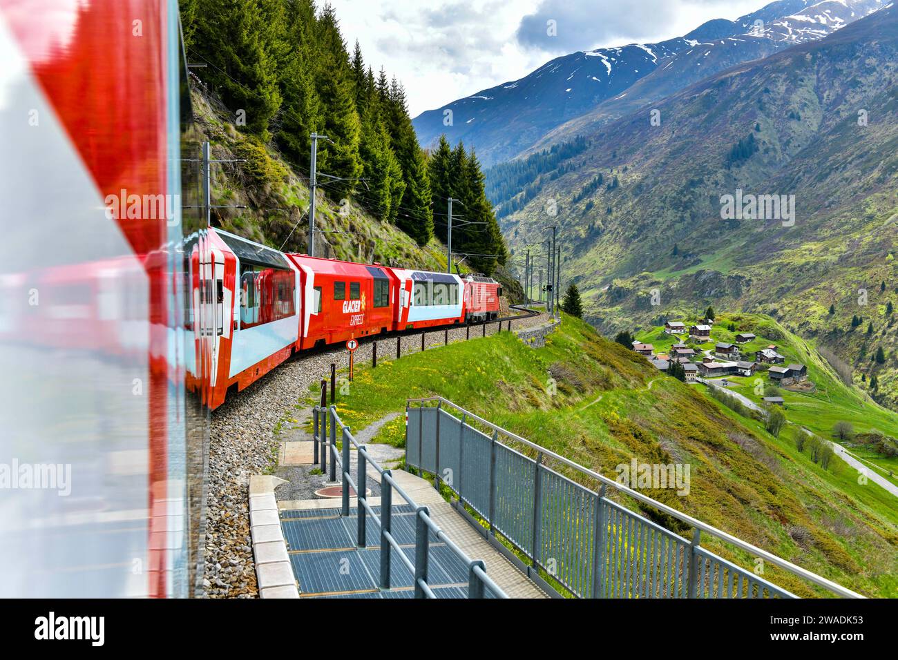 Zermatt 24.5,2023: Treno svizzero rosso Glacier Express nelle Alpi svizzere. Zermatt per St.Moritz. La Svizzera d'estate Foto Stock