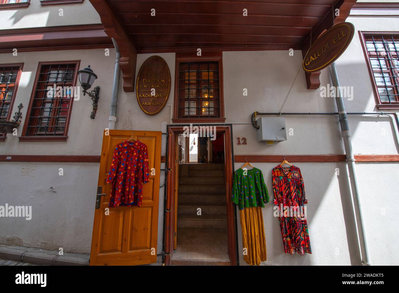 Edificio storico commerciale in via Kale Kapisi nel vecchio castello di Ankara nel quartiere Altindag nella città di Ankara, Turchia. Foto Stock