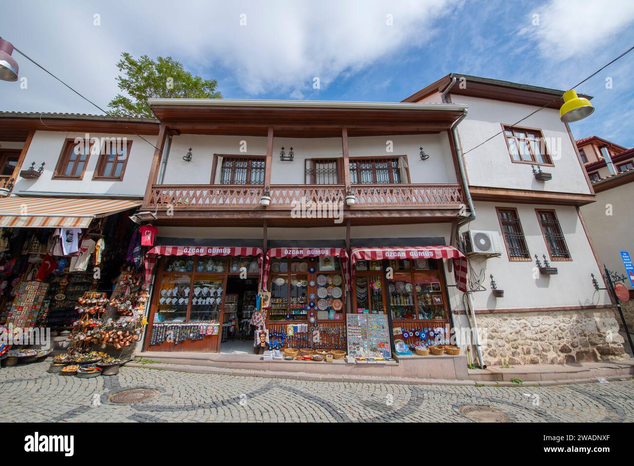 Edificio storico commerciale in via Kale Kapisi nel vecchio castello di Ankara nel quartiere Altindag nella città di Ankara, Turchia. Foto Stock