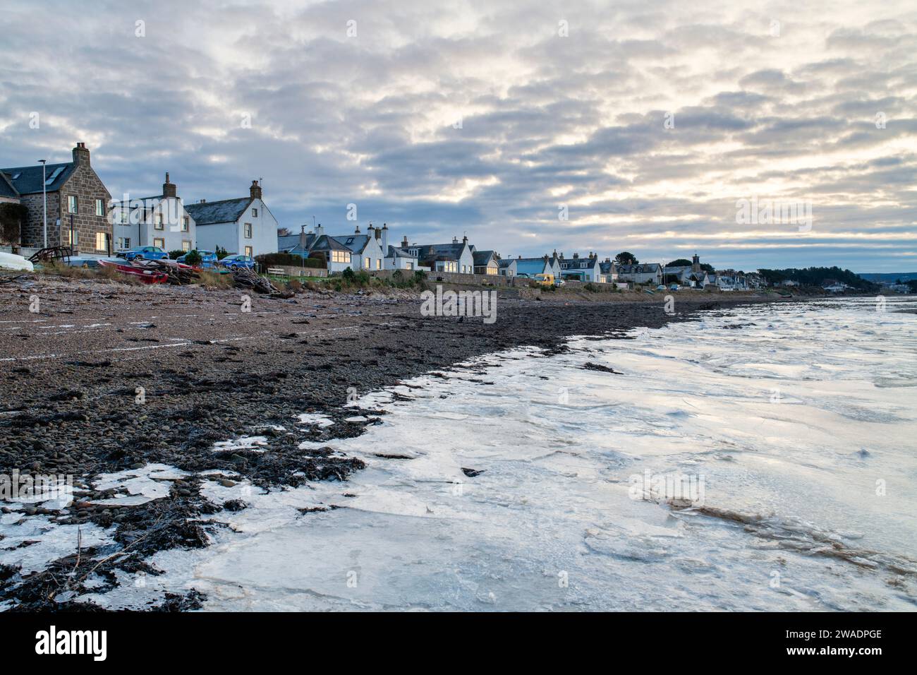 Acqua ghiacciata in una fredda mattina di dicembre. Findhorn Bay, Morayshire, Scozia Foto Stock