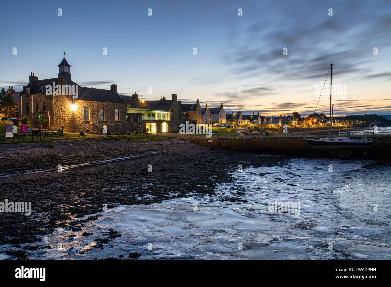 Acqua ghiacciata all'alba di dicembre. Findhorn Bay, Morayshire, Scozia Foto Stock
