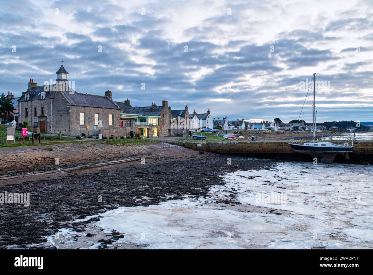 Acqua ghiacciata in una fredda mattina di dicembre. Findhorn Bay, Morayshire, Scozia Foto Stock