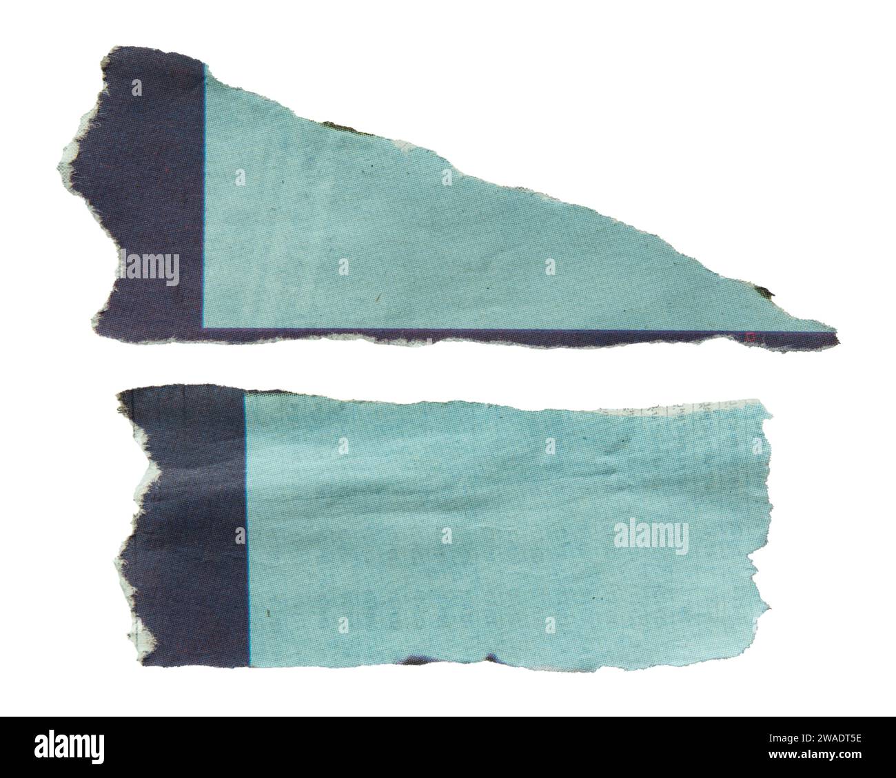 giornale strappato con grafica blu chiaro e scuro su sfondo bianco con tracciato di ritaglio Foto Stock