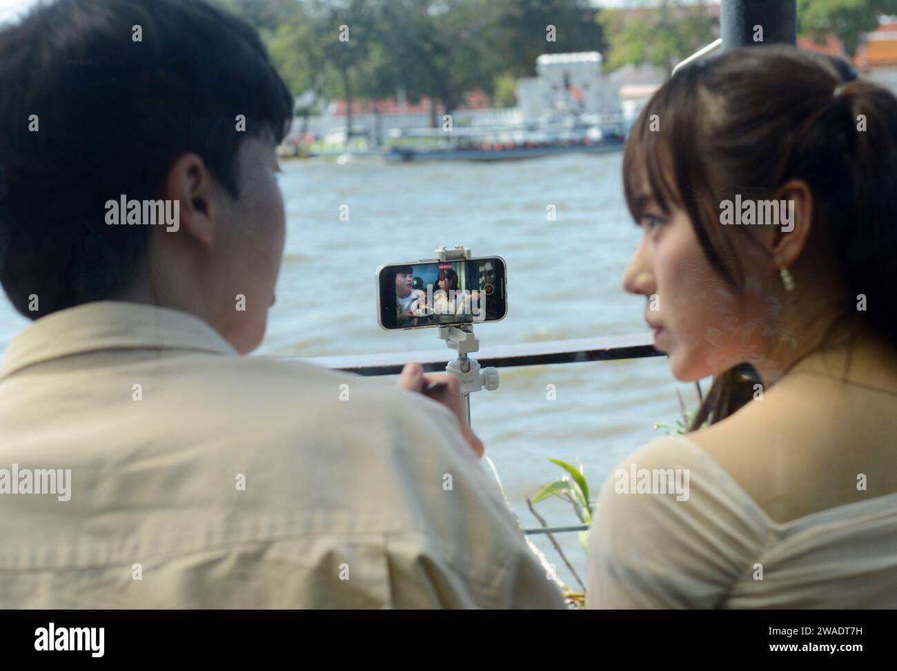 Una coppia asiatica di generazione Z che filma se stessa per un vlog online sulla loro piattaforma di social media. Bangkok, Thailandia. Foto Stock