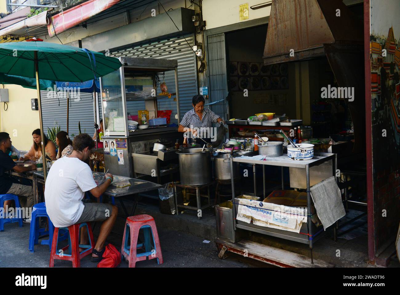 Venditori ambulanti lungo Maha Rat Rd A Bangkok, Thailandia. Foto Stock