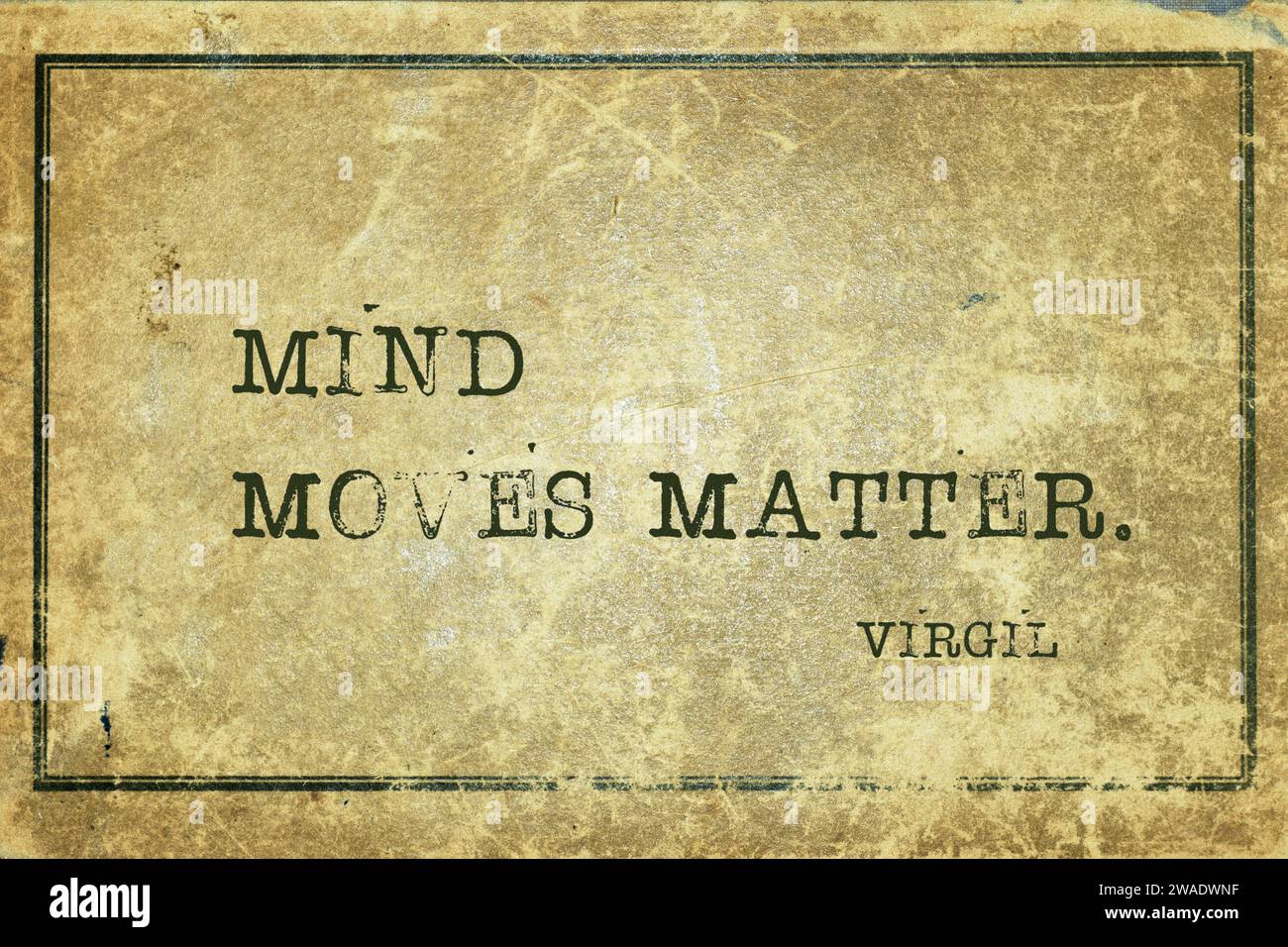 La mente muove la materia - citazione dell'antico poeta romano Virgil stampata su un cartoncino vintage grunge Foto Stock