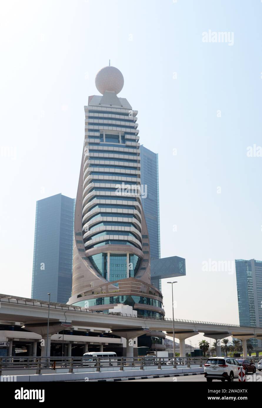 Edificio Etisalat Tower 2 sulla Sheikh Zayed Road a Dubai, Emirati Arabi Uniti. Foto Stock