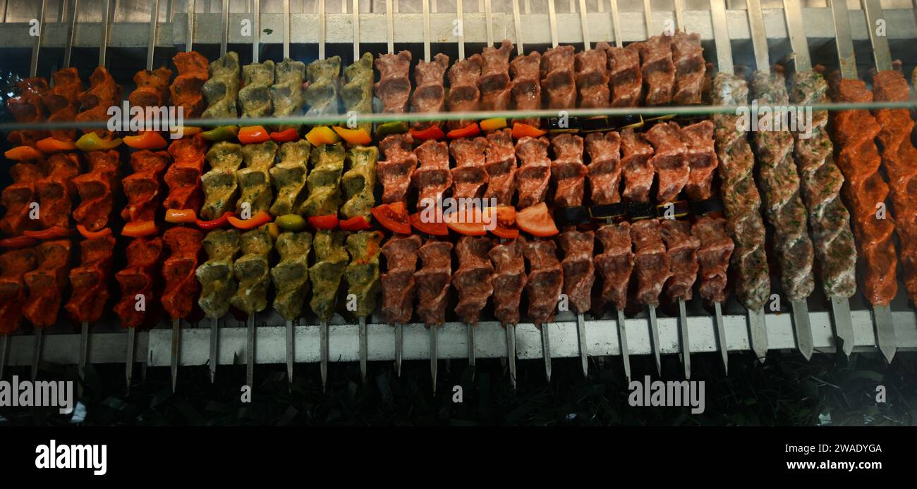 Spiedini di carne esposti in un ristorante libanese a Dubai. Foto Stock