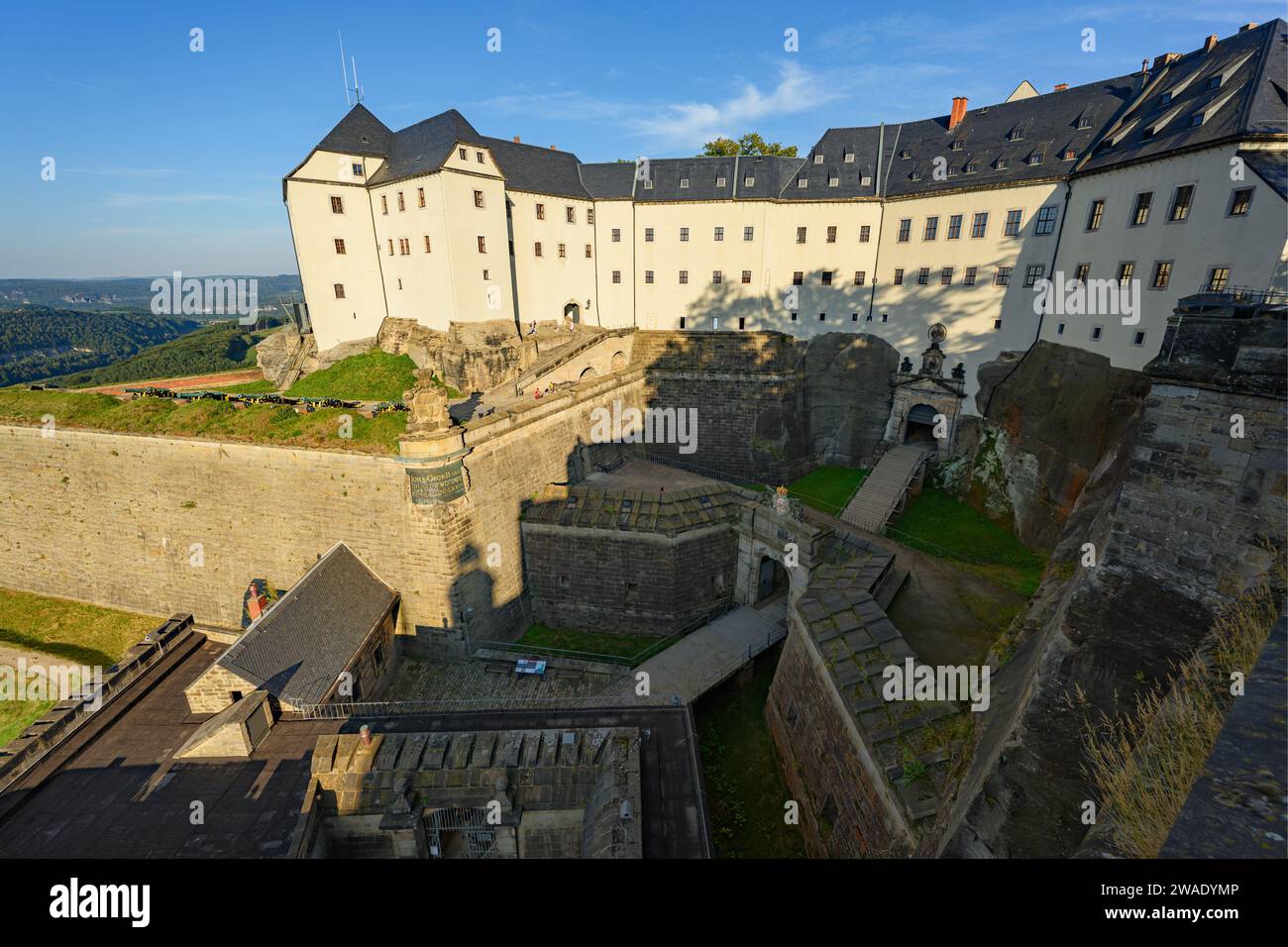 Fortezza di Konigstein in Germania durante il giorno d'estate. Foto di alta qualità Foto Stock