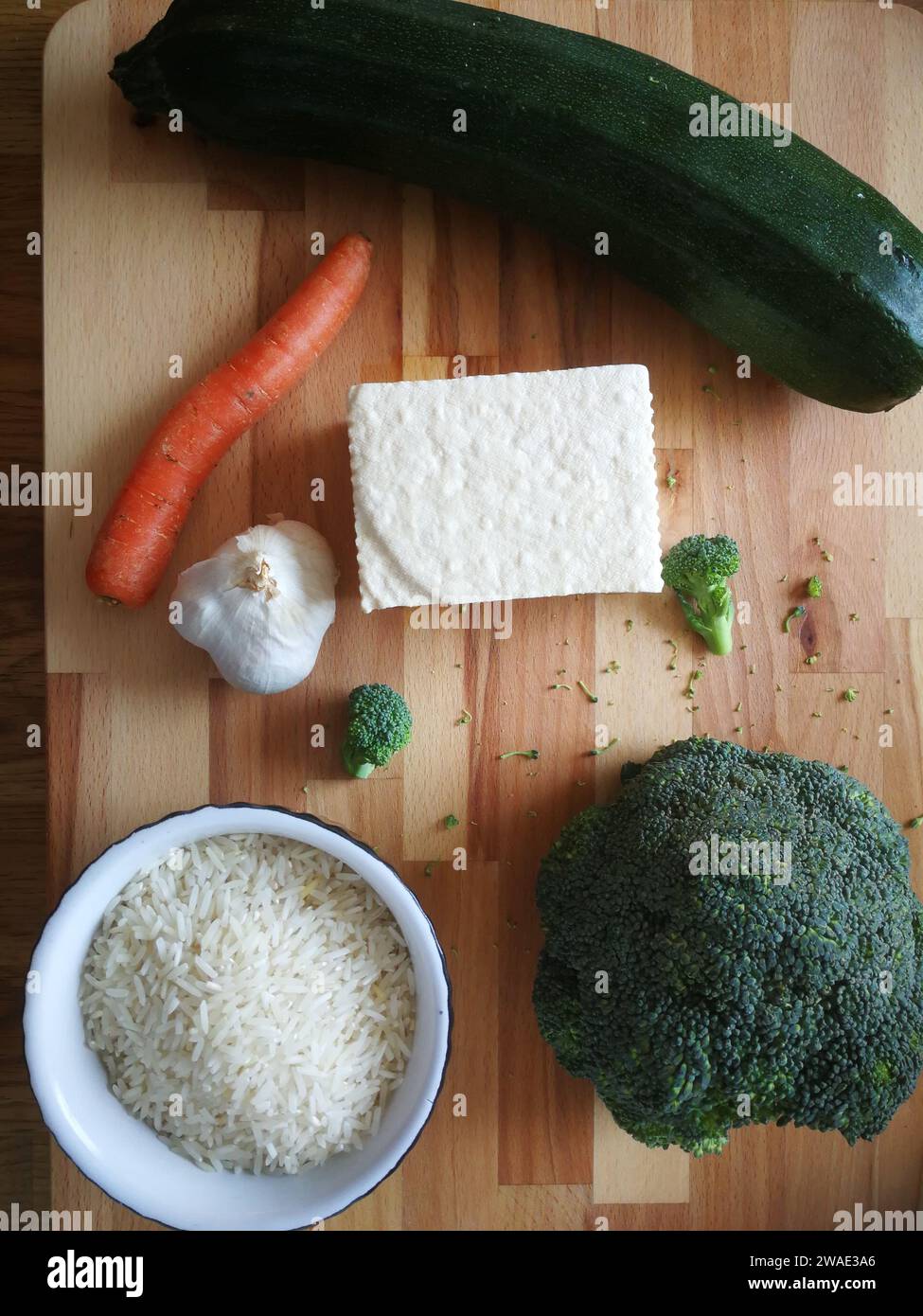 Cibo fatto in casa con tofu e verdure su tavola di legno Foto Stock