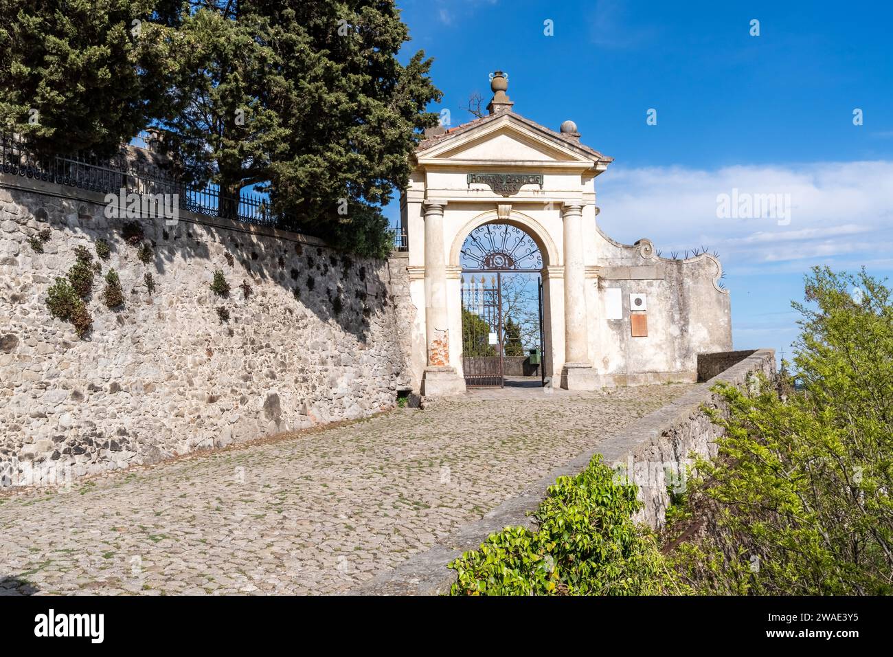 Monselice, Italia-16 aprile 2023: Vista della strada del santuario di Monselice durante una giornata di sole Foto Stock