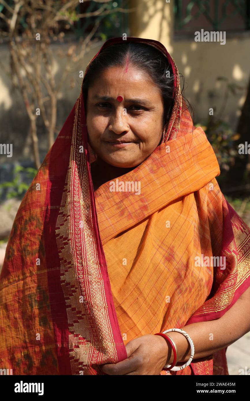 Ritratto di una donna rurale di un villaggio bengalese a Kumrokhali, Bengala Occidentale, India Foto Stock