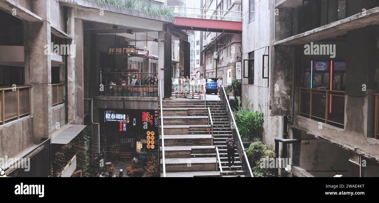 Una bella strada con caffetterie e insegne a Chongqing, Cina Foto Stock