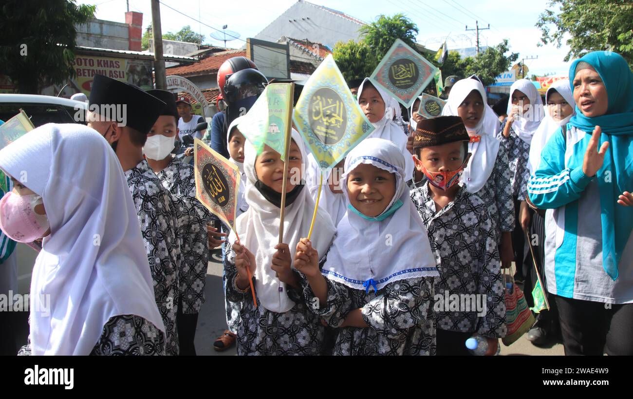 Attrazione della sfilata studentesca musulmana che commemora la giornata religiosa islamica a Pekalongan, Indonesia. Foto Stock