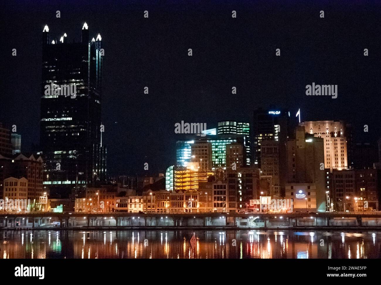 Lo skyline cittadino di Pittsburgh di notte in inverno Foto Stock