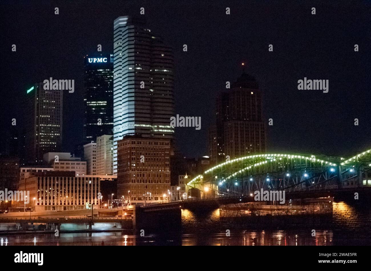 Lo skyline cittadino di Pittsburgh di notte in inverno Foto Stock
