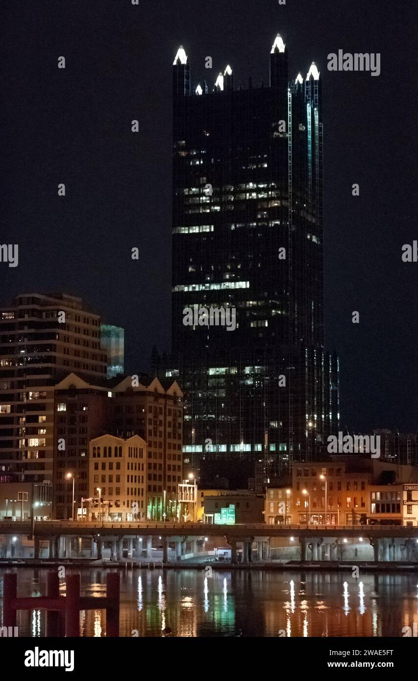 Lo skyline cittadino di Pittsburgh di notte in inverno Foto Stock