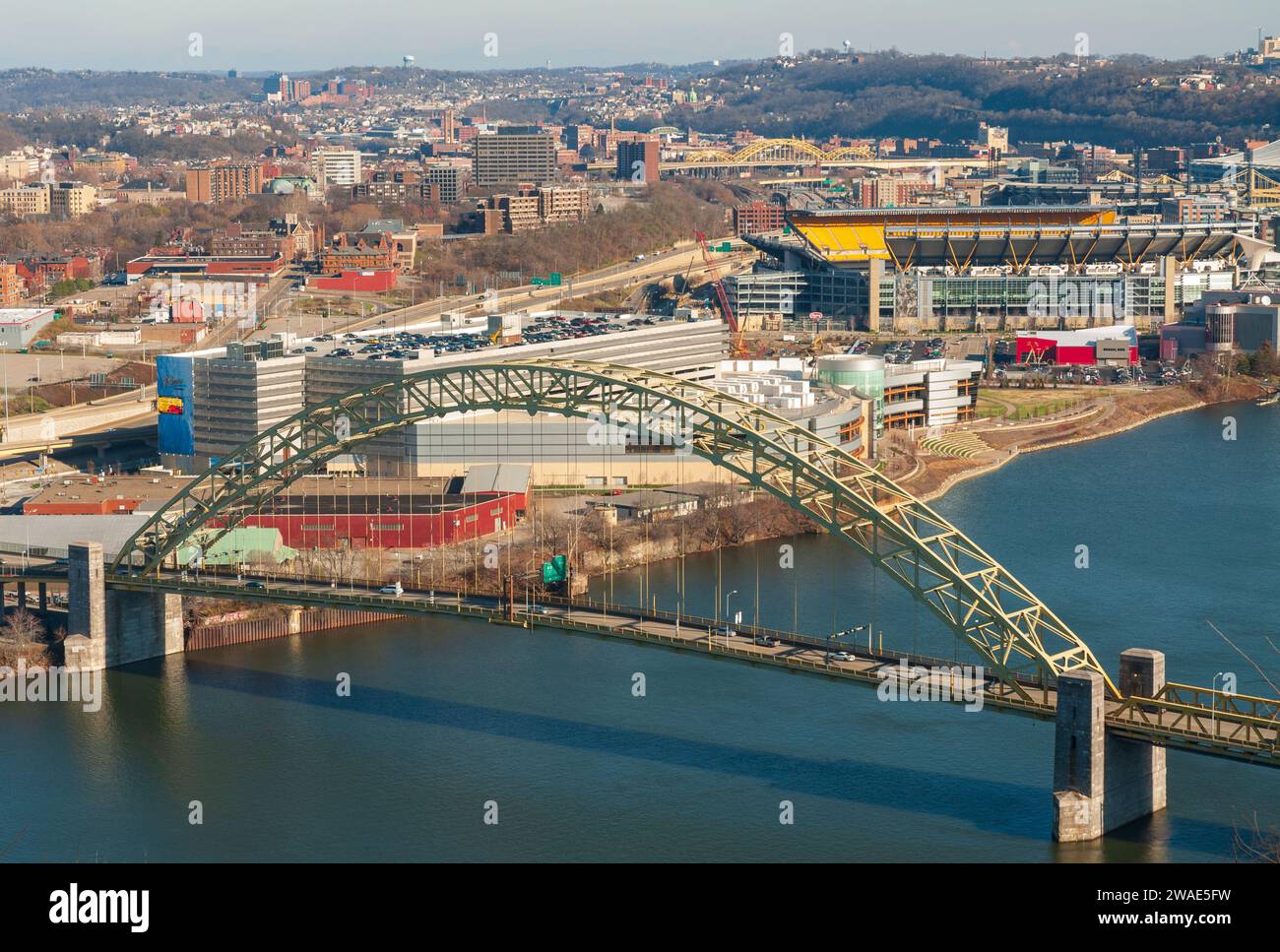 Una vista sulla città di Pittsburgh con i suoi famosi ponti Foto Stock