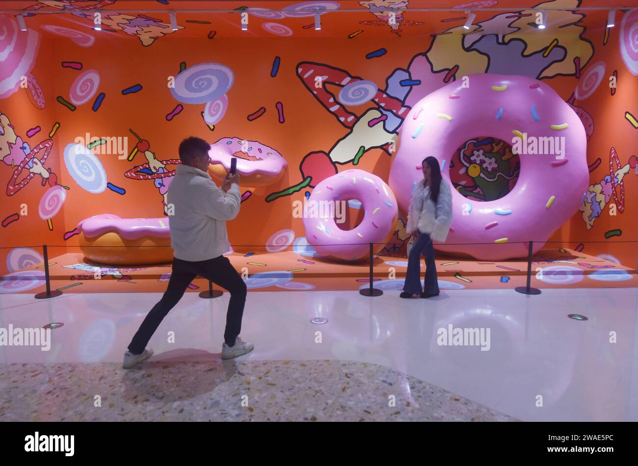 HANGZHOU, CINA - 4 GENNAIO 2024 - i clienti visualizzano un'installazione artistica transfrontaliera presso l'Hangzhou Center di Hangzhou, provincia di Zhejiang, Cina, 4 gennaio 20 Foto Stock