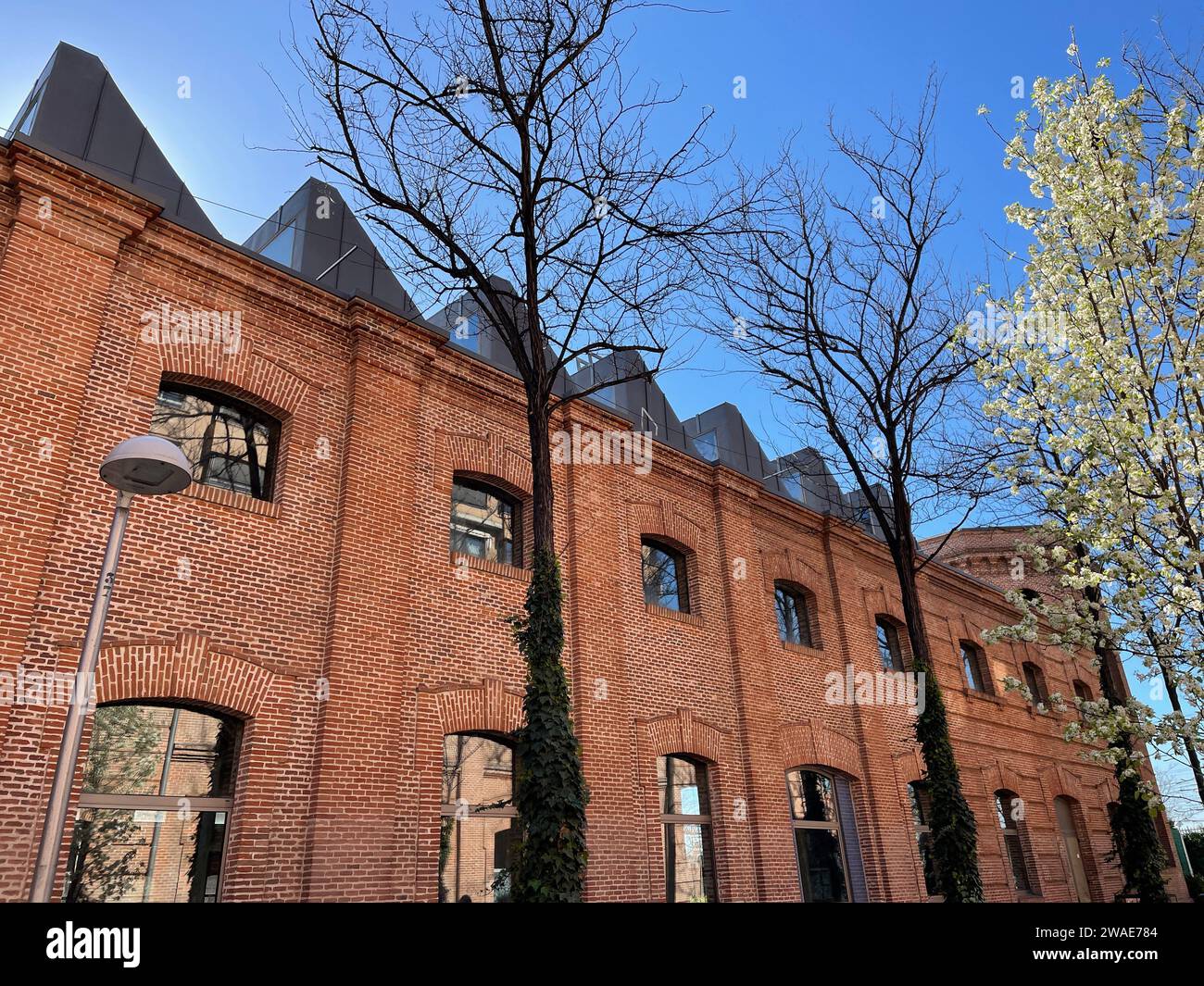 La vecchia fabbrica è stata potenziata come organismo di servizi pubblici a Madrid Foto Stock