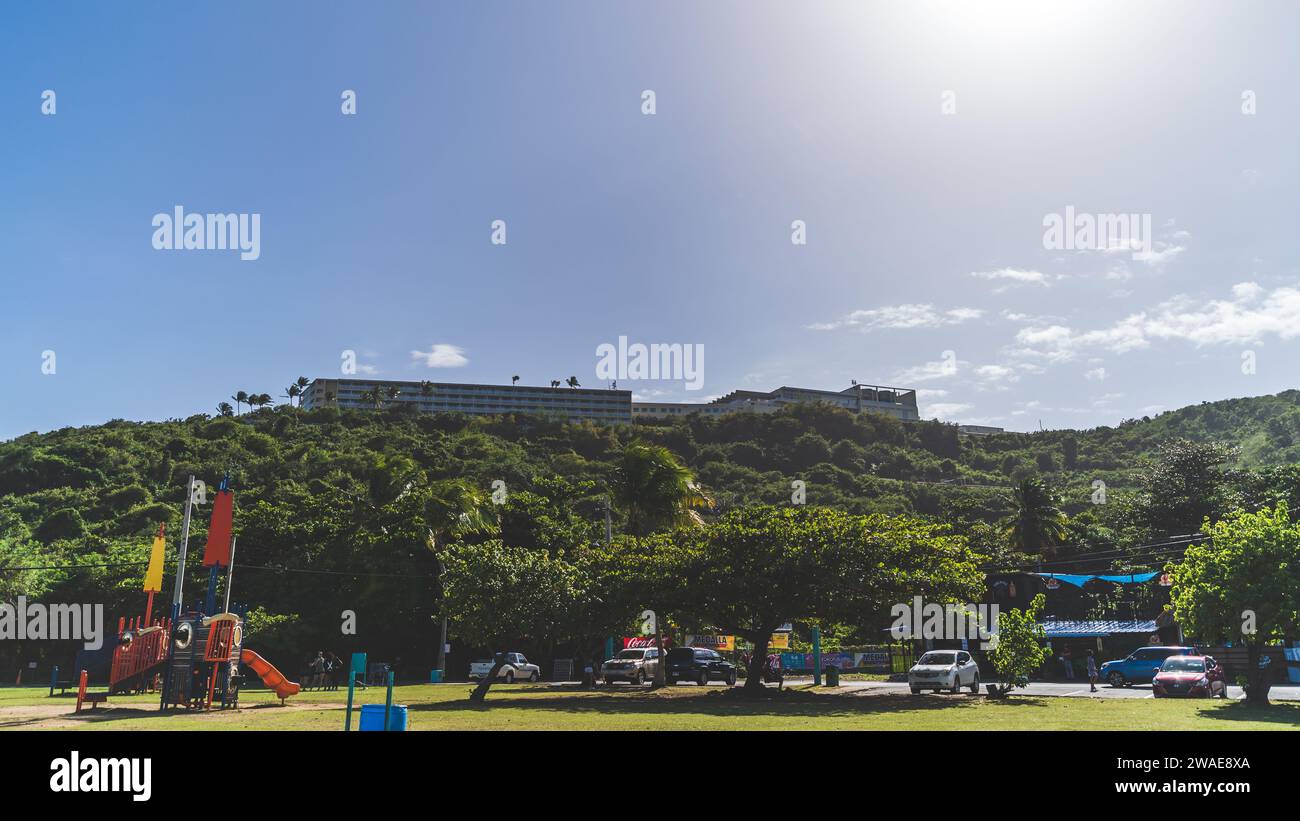 Un parco ricreativo a Los Croabas Fajardo con El Conquistador Hotel sullo sfondo sulla collina, Puerto Rico. giorno, Foto Stock