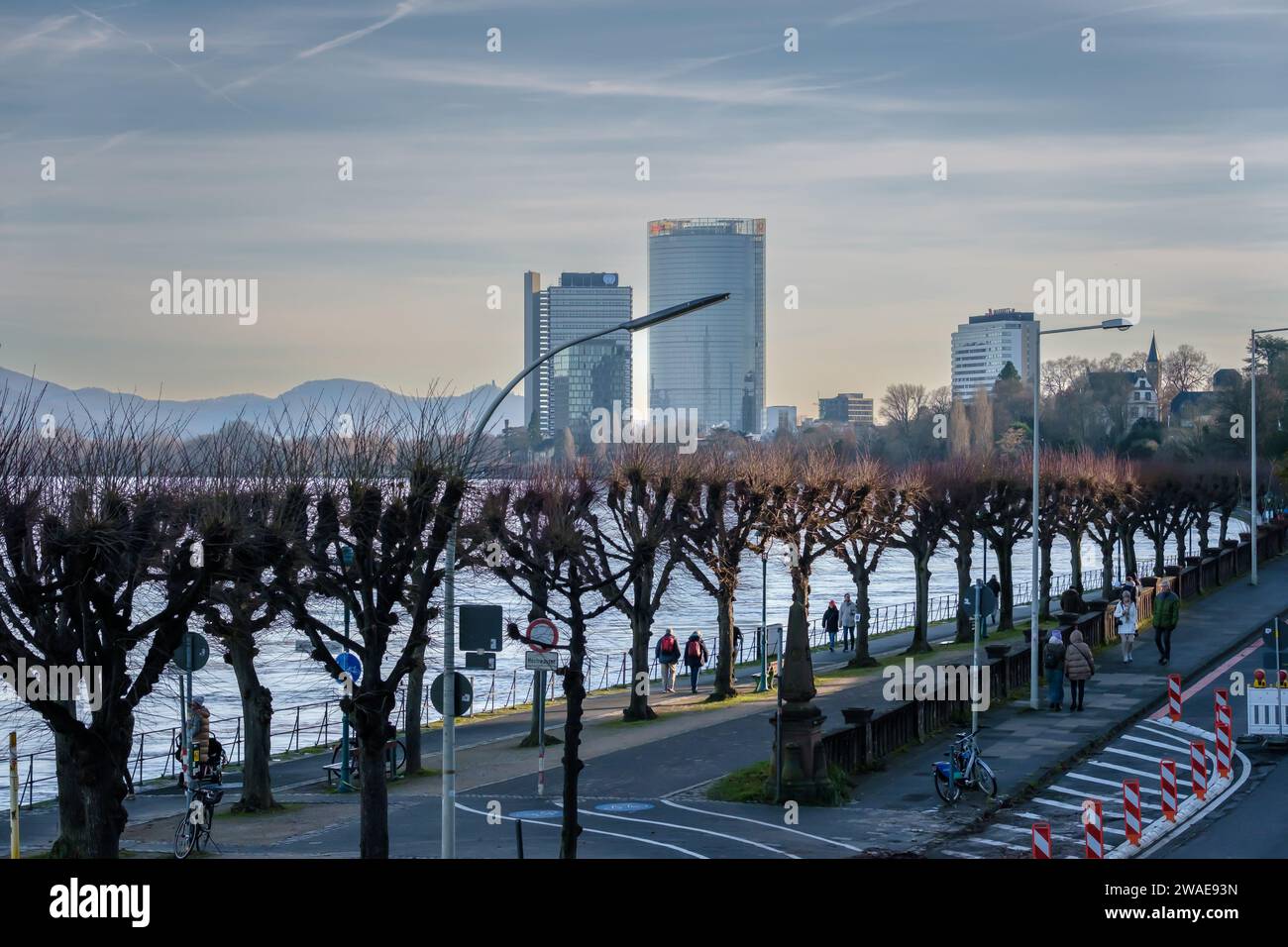 Bonn, Germania - 17 dicembre 2023: Vista panoramica della passeggiata accanto al fiume Reno, al Campus delle Nazioni Unite e alla Torre della posta Foto Stock