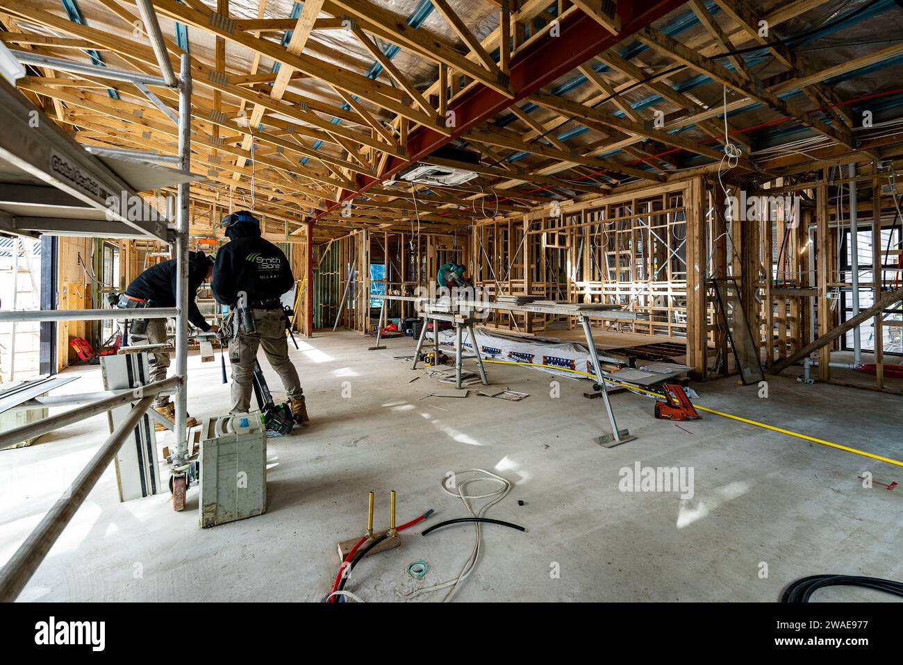 I lavoratori edili catturati in una casa in fase di ristrutturazione e ampliamento interno Foto Stock