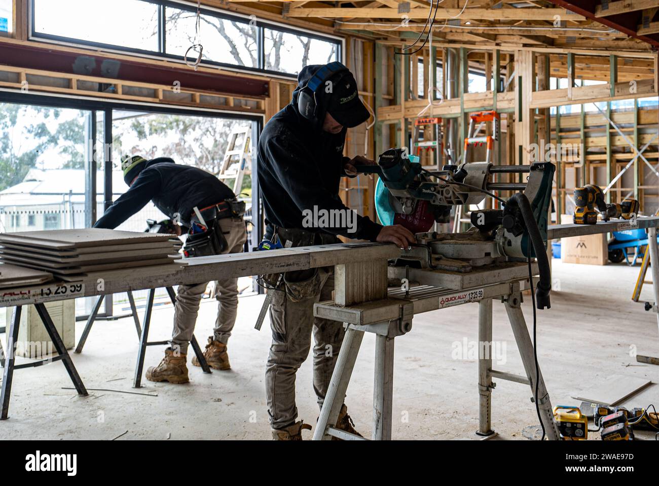 I lavoratori edili catturati in una casa in fase di ristrutturazione e ampliamento interno Foto Stock