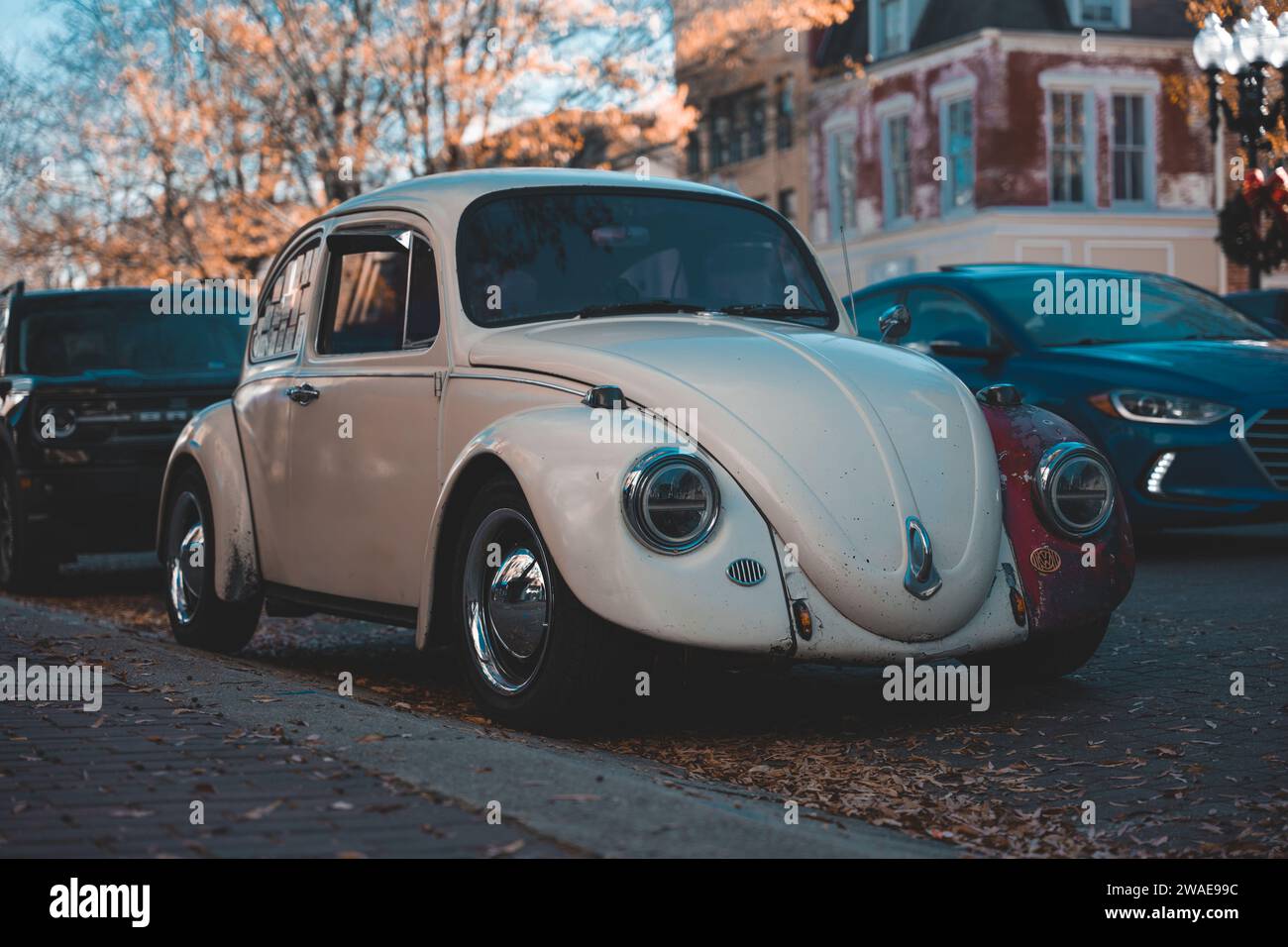 Una Volkswagen Beatle bianca parcheggiata sul lato di una strada nel centro di Fayetteville, North Carolina Foto Stock