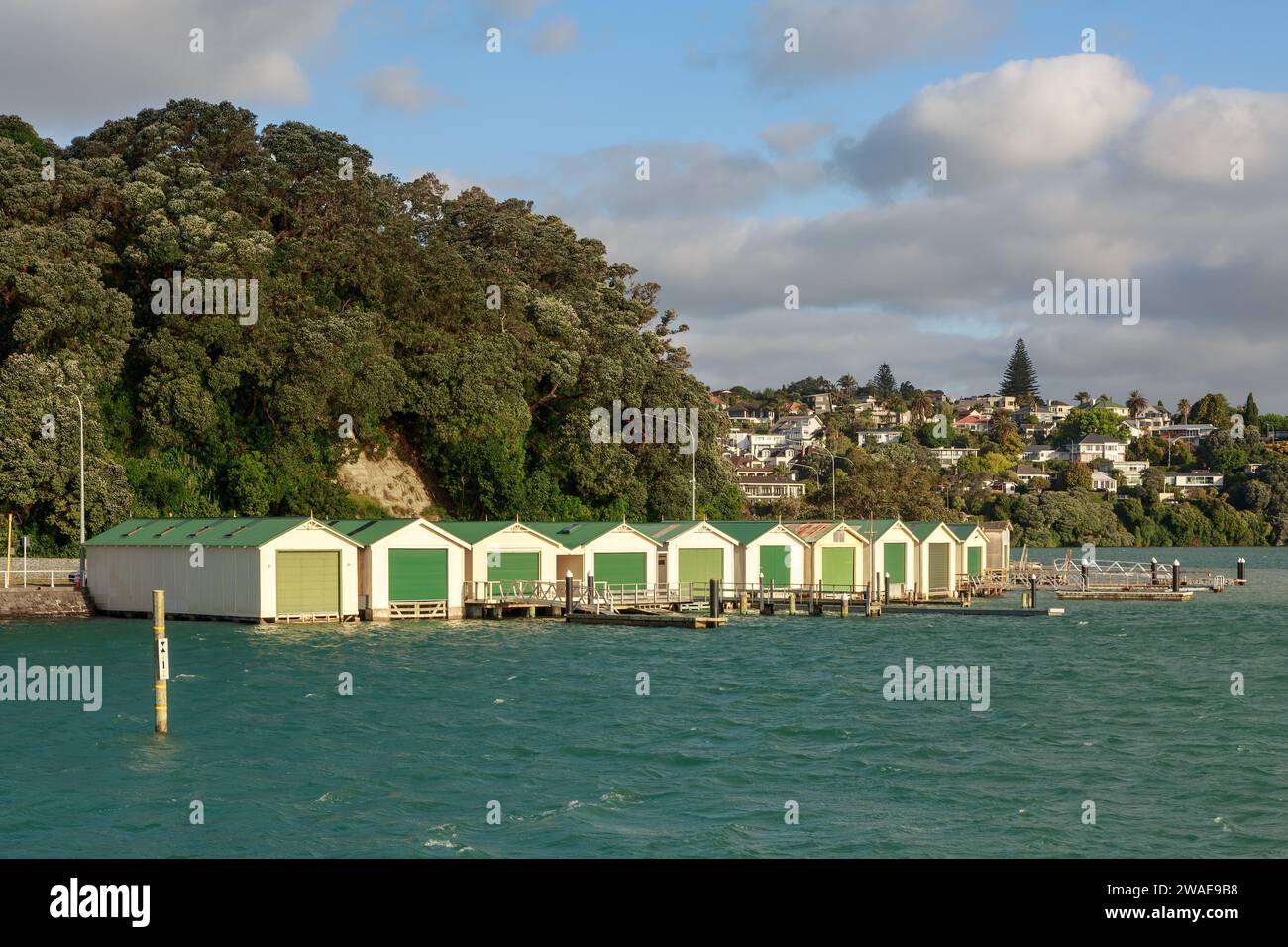 Una fila di storici capannoni di barche degli anni '1930 a Orakei, un sobborgo di Auckland, nuova Zelanda Foto Stock