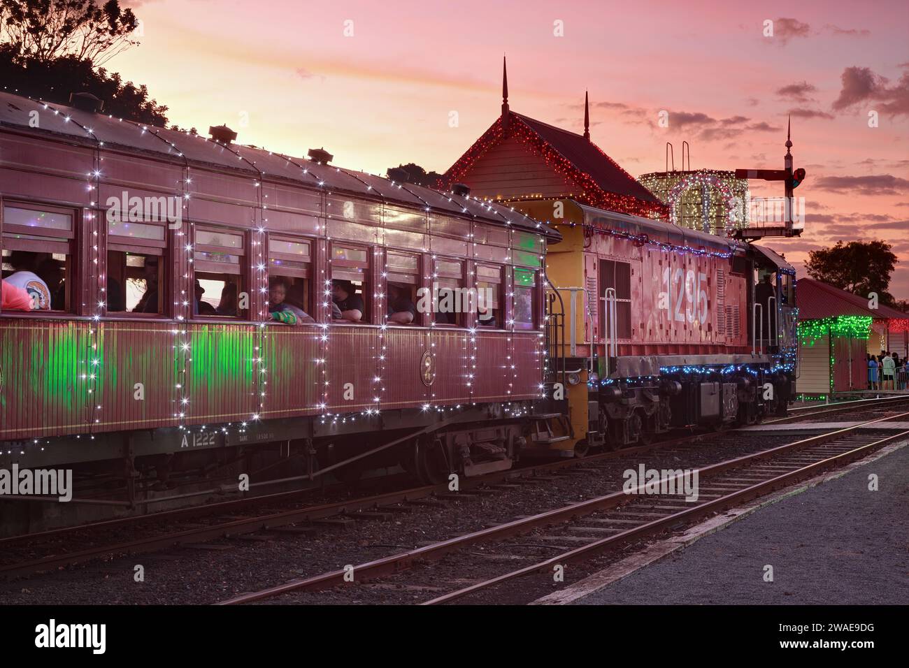 Un treno decorato con luci natalizie alla Glenbrook Vintage Railway, un'attrazione turistica della nuova Zelanda Foto Stock