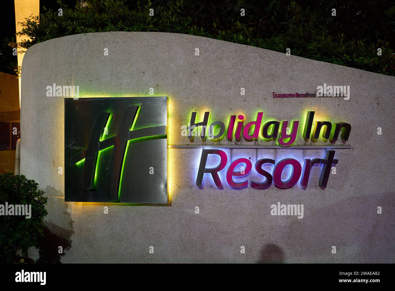 PHUKET, THAILANDIA - 15 APRILE 2023: Primo piano del cartello dell'Holiday Inn Resort Phuket visto nella notte. Foto Stock