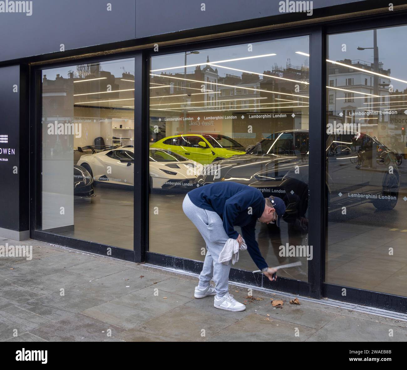 Detergente per vetri in funzione presso lo showroom Lamborghini, Londra, Regno Unito Foto Stock