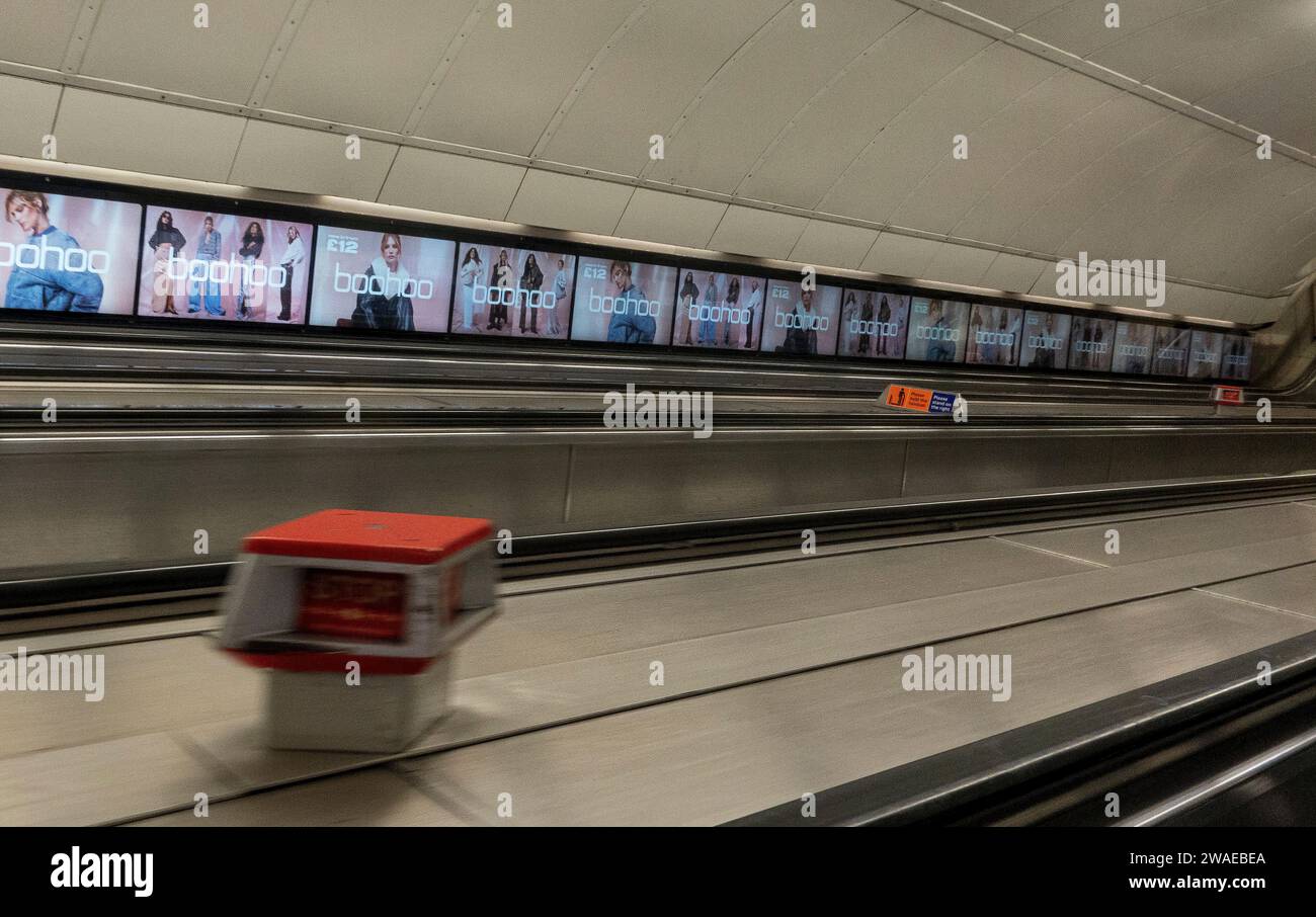 Pubblicità elettronica per Boohoo, scala mobile, London Underground, UK Foto Stock
