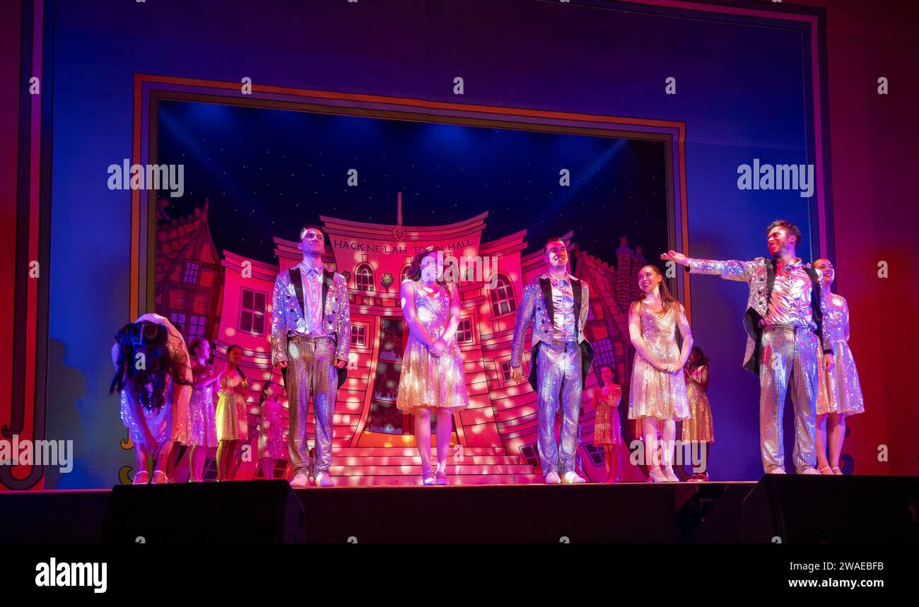 Curtain Call, pantomime di Aladdin, Empire Theatre, Hackney, Londra, REGNO UNITO Foto Stock