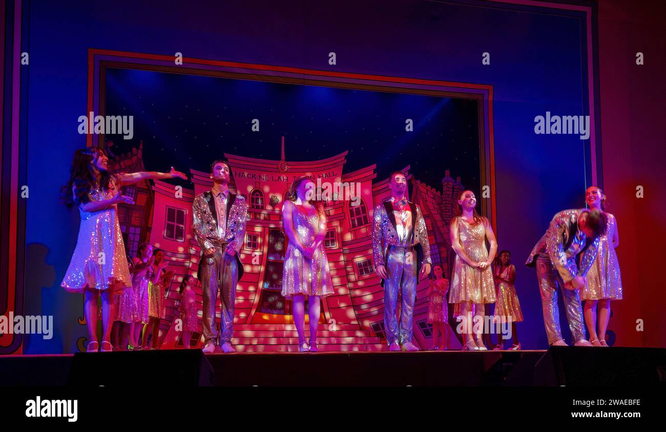 Curtain Call, pantomime di Aladdin, Empire Theatre, Hackney, Londra, REGNO UNITO Foto Stock