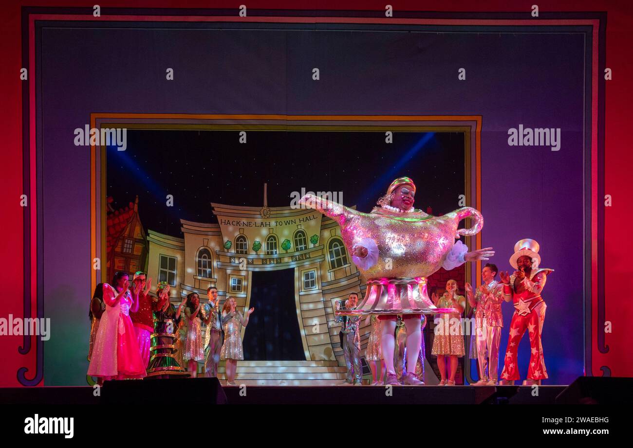 Clive Rowe interpreta Widow Twankey, Curtain Call, Aladdin pantomime, Empire Theatre, Hackney, Londra, Regno Unito Foto Stock