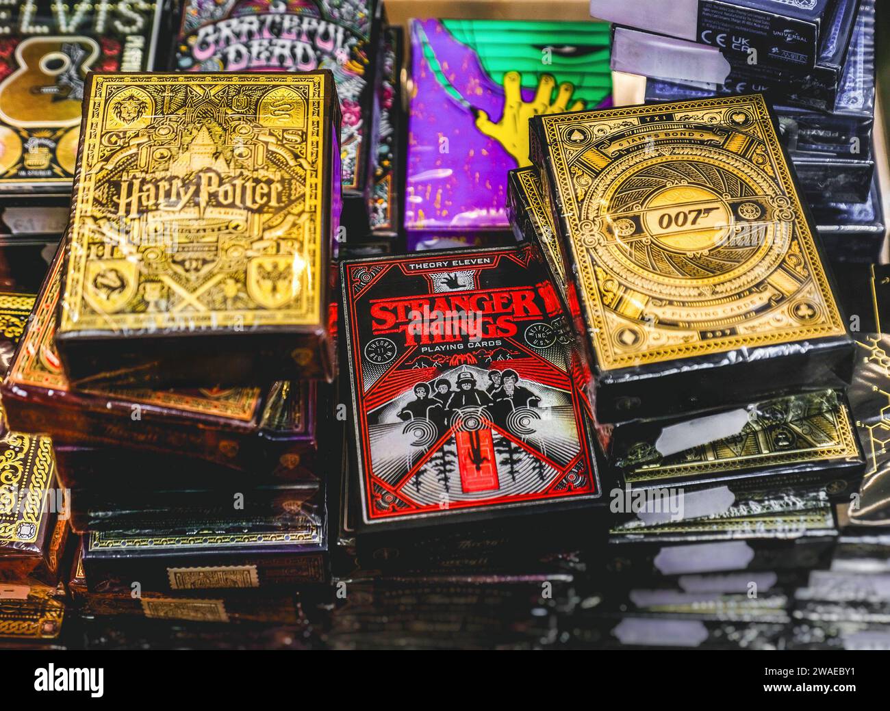 Mazzi di carte da gioco di marchi famosi come Harry Potter, Stranger Things e James Bond serie 007 per collezionisti. Foto Stock