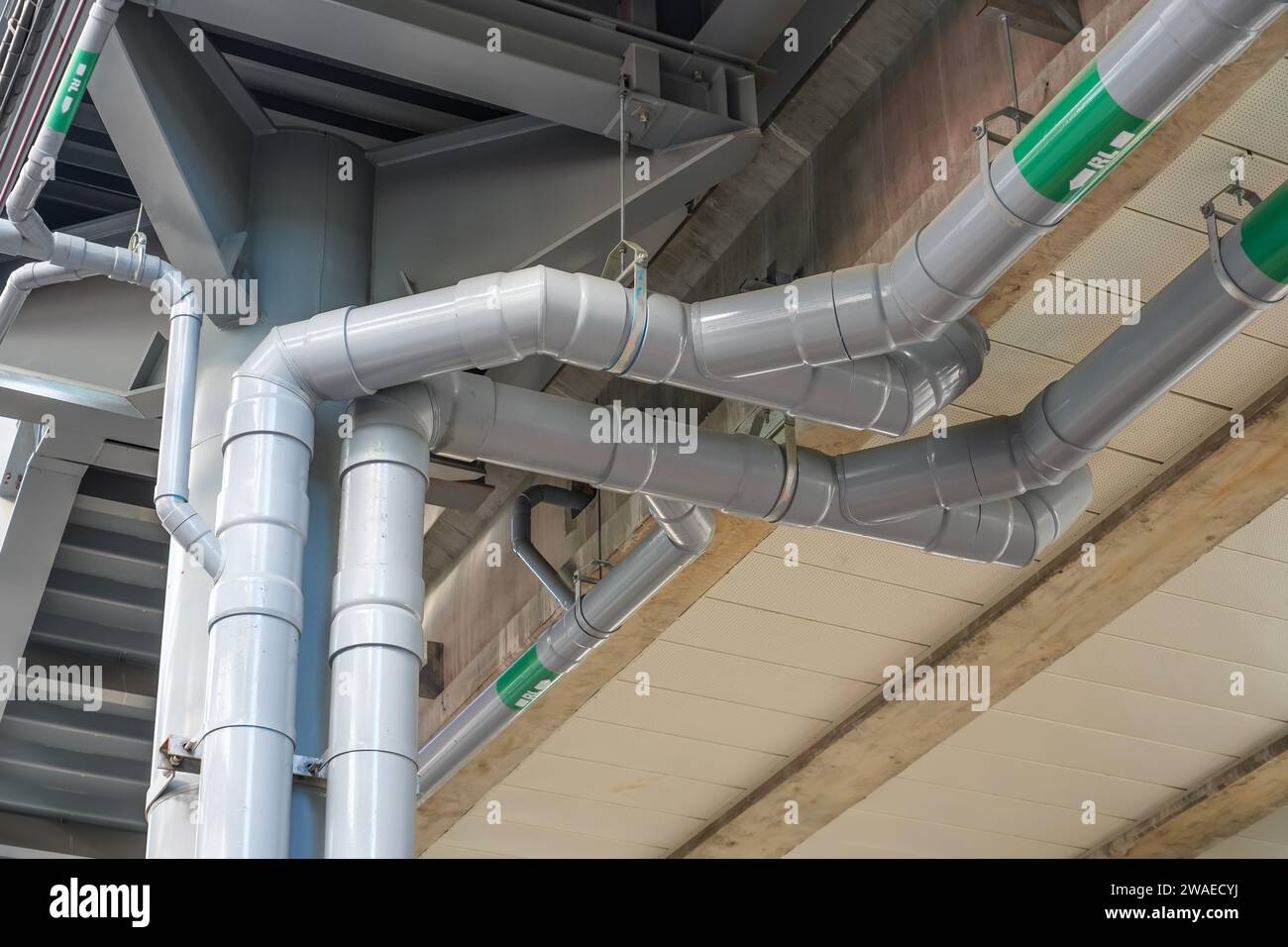 Tubi di drenaggio in polipropilene in plastica sistema di drenaggio da luoghi pubblici e tetti Foto Stock