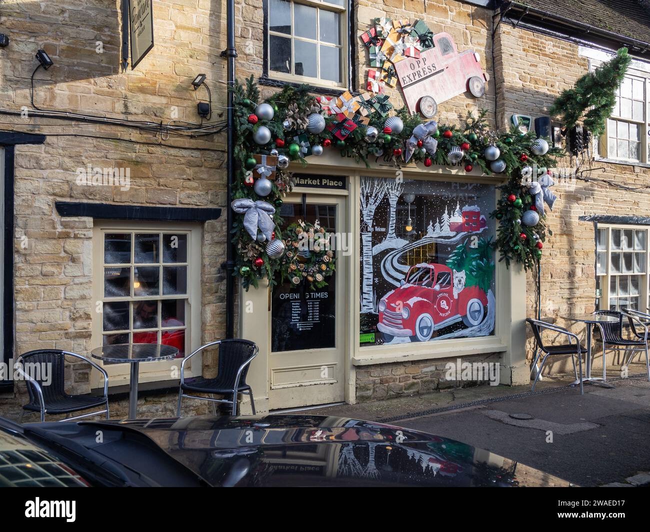 Olney Pancake Parlour, decorato per Natale, Olney Buckinghamshire, Regno Unito; un caffè della città famoso per la sua corsa annuale di pancake Foto Stock